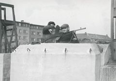 Rekylgevær undersøges i tysk lejr i Aalborg. Foto: Frihedsmuseet