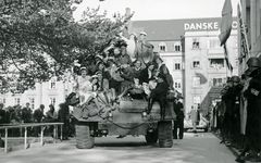 Britisk panservogn med begejstrede studenter kører op foran Århus Rådhus. Foto: Frihedsmuseet