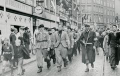Modstandsfolk fra 2. Kolonne i Århus på vej ad Ryesgade mod Banegårdspladsen d. 5. maj. Foto: Frihedsmuseet