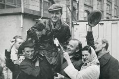 Modstandsfolk hyldes i Aalborg efter befrielsen d. 5. maj 1945. Foto: Frihedsmuseet