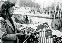 Ung piger sælger flag i allierede farver ved Langelinie i København i befrielsesdage. Foto: Frihedsmuseet