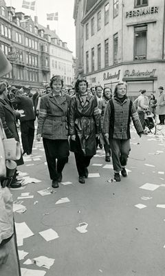 Kvindelige modstandsfolk ved Vimmelskaftet 5. maj 1945. Foto: Frihedsmuseet