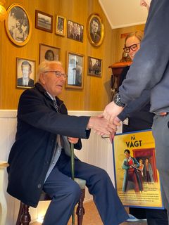 Flere elever var inde i modstandsvognen for at hilse på modstandsmanden Ejler Borch. Foto: Frihedsmuseet