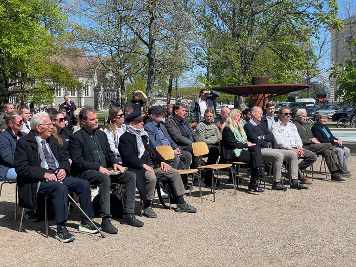 Den 99-årige modstandsmand Ejler Borch (første række yderst tv.) var kommet på Frihedsmuseet for at fejre 80-året for befrielsen sammen med elever fra fem erhvervsskoler fra hele landet. Foto: Frihedsmuseet