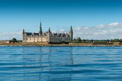 Det pittoreske Kronborg Slot har indgået som kulturreference i alt fra sange til malerier til brugsgenstande. En ny udstilling på Kronborg Slot viser netop dette.
