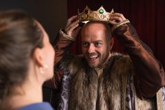 Gæster prøver renæssancedragter på Kronborg