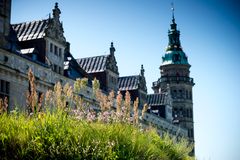 Kronborg set fra voldene på en solrig dag