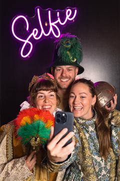 Gæster i renæssancetøj tager en selfie på Kronborg