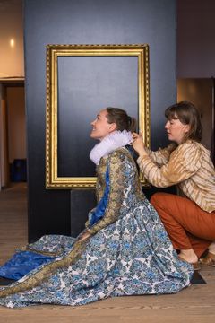 Gæster prøver dragter på Kronborg