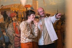 Gæster besøger udstillingen FEST på Kronborg