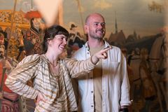 Gæster besøger udstillingen FEST på Kronborg