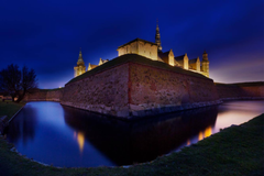 Et oplyst Kronborg på en mørk aften