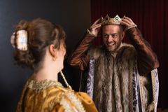 Gæster prøver renæssancedragter på Kronborg