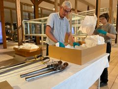 Nationalmuseets konservatorer Louis Lange Wollesen og Mette Humle Jørgensen pakker Tordenskiolds kårde og pistoler ud.