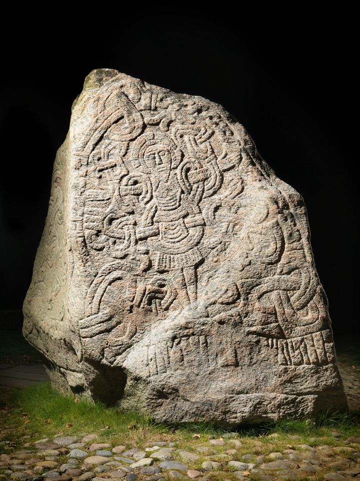 Den store runesten på Jelling kirkegård. Foto: Nationalmuseet/Roberto Fortuna