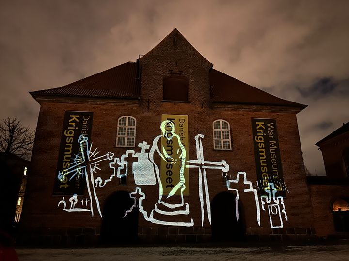 Værket 'Krig og kærlighed' bliver vist på Krigsmuseets facade under Copenhagen Light Festival. Foto: Jakob Fälling