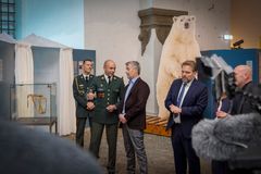 Hans Majestæt Kongen taler med chef for Slædepatruljen SIRIUS, Christopher Sohl (TV). Fotograf: Thorkild Jensen