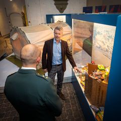 His Majesty the King looks at a display case containing the food eaten by the SIRIUS Dog Sledge Patrol while on patrol. Photo: Thorkild Jensen.