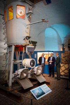 His Majesty the King next to a so-called “ice barrel” that was used aboard one of the Danish inspection ships in Greenland. Photo: Thorkild Jensen.