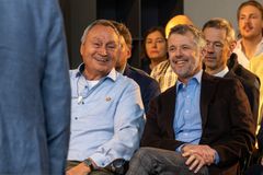 His Majesty the King sat next to former SIRIUS Dog Sledge Patrol patrol leader Alfred Olsen. Photo: Thorkild Jensen.