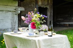Bord med blomster og vin