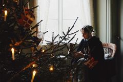 Herregårdsfruen ved juletræet
