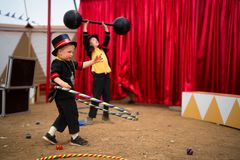 Cirkus Benito kommer også til byen og børn og barnlige sjæle kan klæde sig ud og lege stærk i cirkusteltet.
