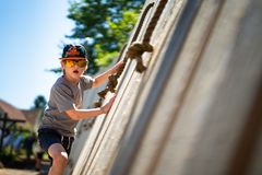 Børnene kan bl.a. lege på Slyngelstien og klatre over plankeværk.