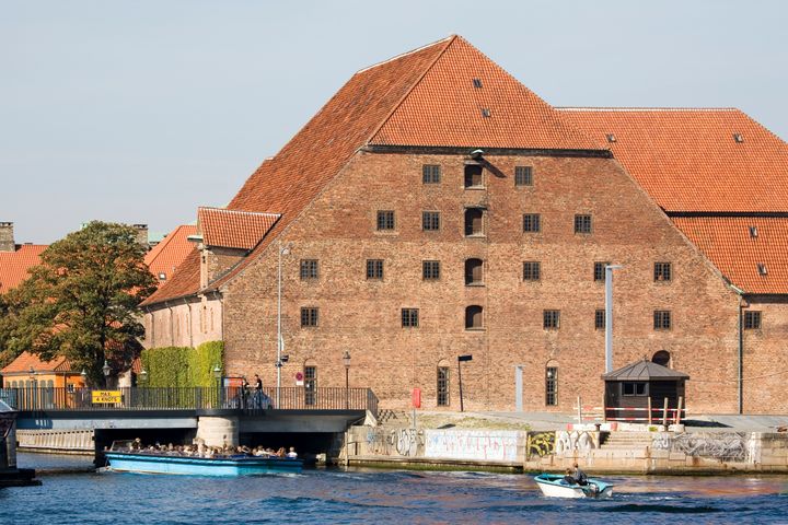 Christiansborg Slot åbner en nyskabende digital udstilling i det ikoniske Christian 4.s Bryghus ud mod Københavns Havn.