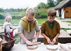 Vikingebørn som laver fladbrød