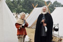 To generationer af vikinger med horn