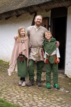 Familie besøgte Trelleborg med eget vikingetøj