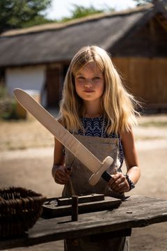 Vikingeaktiviteter under sommerens vikingefestival på Trelleborg