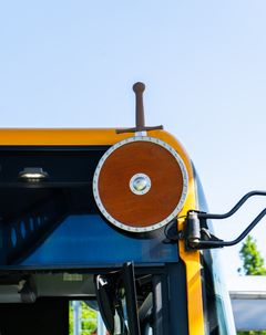 Skjold og sværd på buslinjen