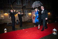 H.M. Dronningen ankommer til Forskningens Aften på Nationalmuseet og ledsages her af direktør Rane Willerslev på den røde løber. Foto: Lars Hestbæk, Nationalmuseet.