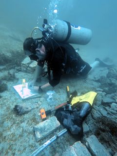 Nationalmuseets seniorforsker David Gregory arbejder på havets bund, her i Costa Rica, hvor han registrerer og tager prøver af mursten fra formodede danske slaveskibe. Foto Jakob Olling