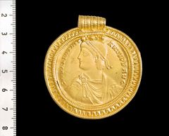 Romersk medaljon fra Vindelevskatten (X15), forside. Det er denne, som er præget af samme stempel som en identisk medaljon i Polen. Foto: Nationalmuseet