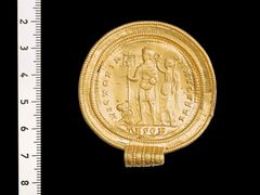 Medaljon X15 bagside. Det er denne, som er præget af samme stempel som en identisk medaljon i Polen. Foto: Nationalmuseet