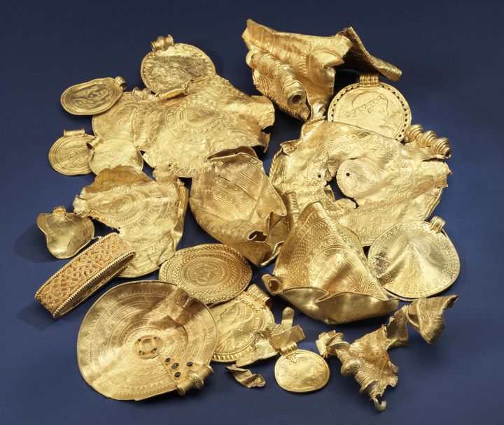 Vindelevskatten består af 23 dele guld, herunder fire romerske medaljoner fra 300-tallet e.Kr. Foto: Nationalmuseet.