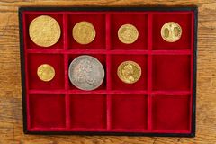 Alle syv indkøbte mønter. Foto: Nationalmuseet.