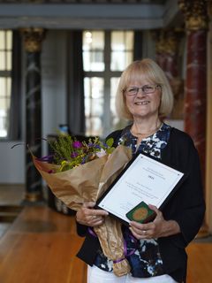Anne Pedersen modtager Erik Westerby-prisen 2024, fotograferet i Nationalmuseets festsal. Foto John Fhær Engedal Nissen Nationalmuseet