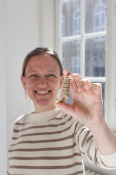 Mette Marie Hald med fragment af oldtidsrangle. Foto: Jacob Hald, Nationalmuseet