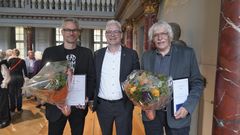 Tim Flohr Sørensen tv. modtog rejselegatet, mens Lennart Secher Madsen th. modtog hovedprisen. I midten direktør Rane Willerslev. Foto: Nationalmuseet