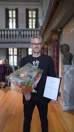 Tim Flohr Sørensen modtager Erik Westerby-prisens rejselegat. Foto: Nationalmuseet.
