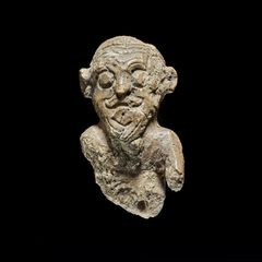 Vikingefigur set forfra, på sort baggrund. Foto: Roberto Fortuna, Nationalmuseet.