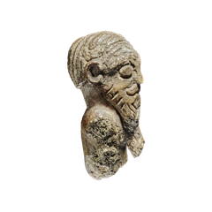 Vikingefigur set fra den anden side. Foto: Roberto Fortuna, Nationalmuseet.