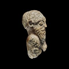 Vikingefigur set fra anden side, på sort baggrund. Foto: Roberto Fortuna, Nationalmuseet.