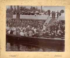 Den Blå Chalup ses her i 1896 med kongelige gæster ved bradebænken, Holmen, i forbindelse med stabelafløbning af linjeskibet Skjold. Foto: Public Domain, Nationalmuseet.