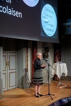 Ida Nicolajsen takker for jubilæumsmedaljen ved Forskningsnaften på Nationalmuseet