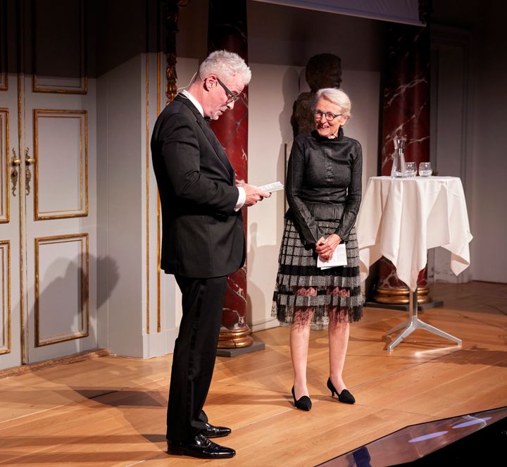 Rane Willerslev begrunder jubilæumsmedaljen til Ida Nicolajsen. Det skete ved Nationalmuseets Forskningens aften 2025